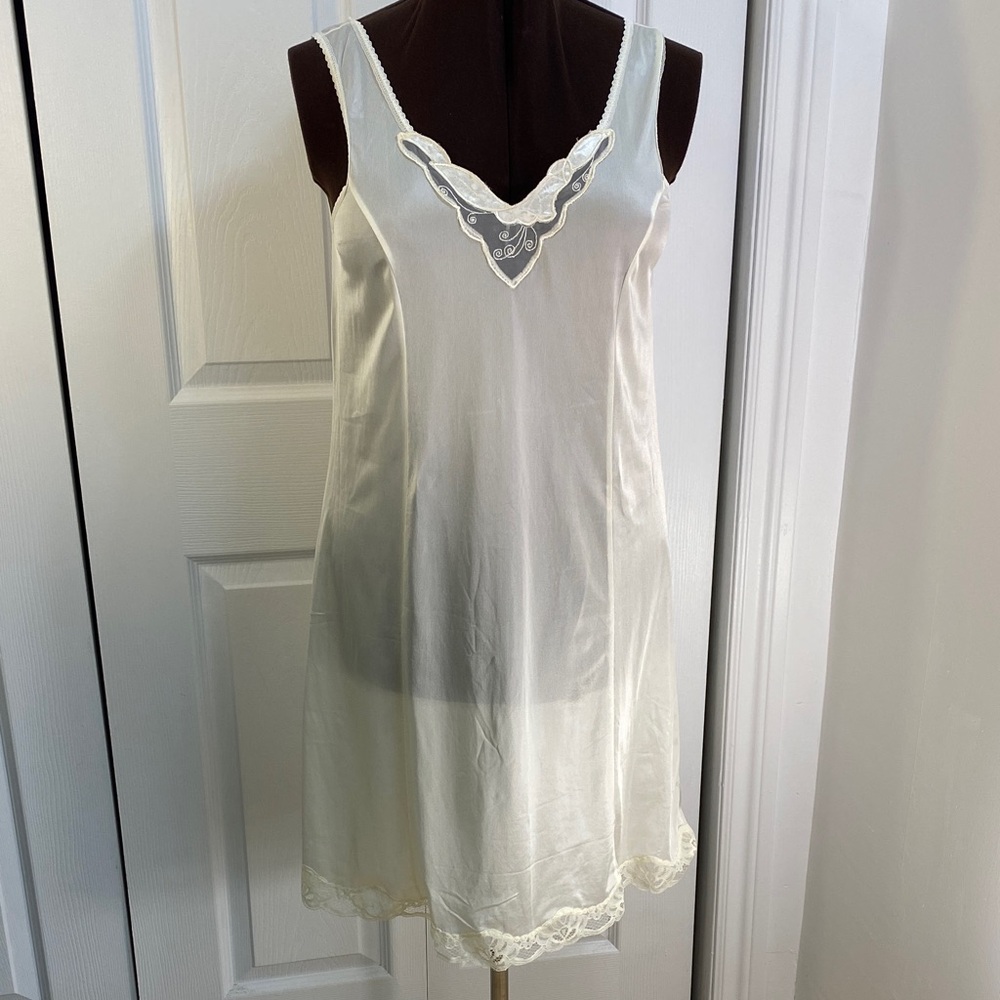 Vintage 100% Nylon Elegant Negligée, Full Slip in Cream w Lace Trim, 40 (M-L)